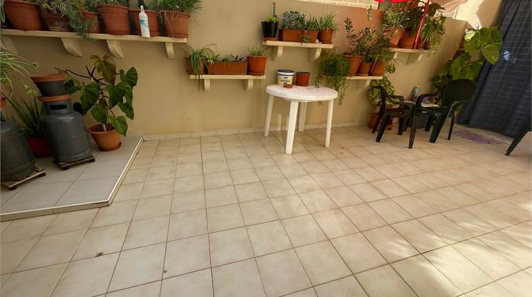 B'Kara - Ground Floor Maisonette + Interconnected 4 Car Garage