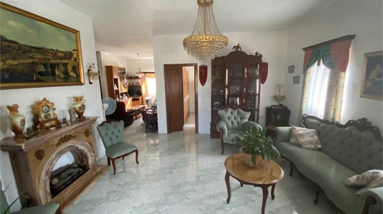 Iklin - Semi Detached Maisonette + Garage + Garden