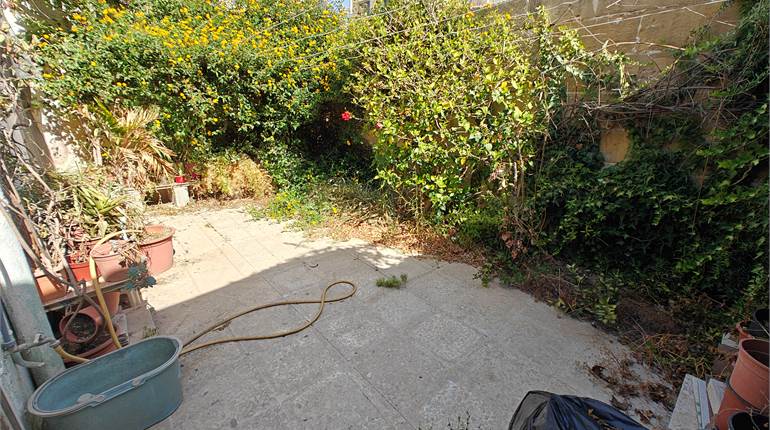 Paola - 2 Bedroom Ground Floor Maisonette 140sqm + Yard + Possibility of Garage 