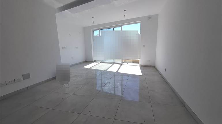 Paola - 1 Double Bedroom Finished Apartment + Doors + AC