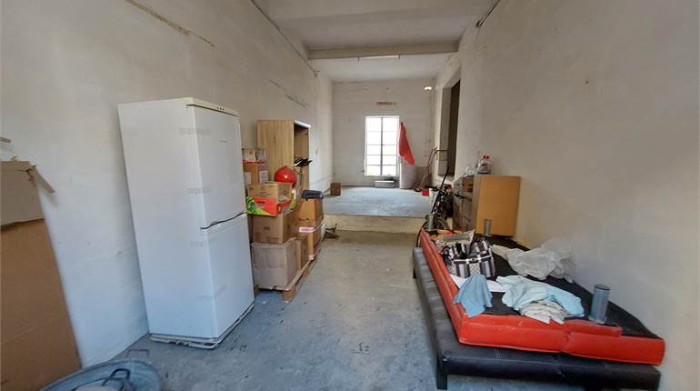 Paola - 2 Car Street Level Garage / Backyard 