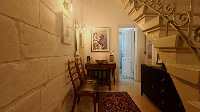 Bormla - 2 Double Bedroom Converted Town House in UCA + Roof 