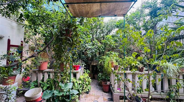 Paola - 4 Bedroom Habitable Townhouse + Garden + Garage