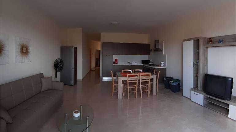 3 bedroom Apartment + use of roof 