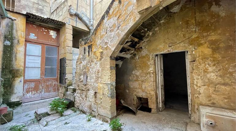 Qormi - Older Type Gl Floor Maisonette + Roof