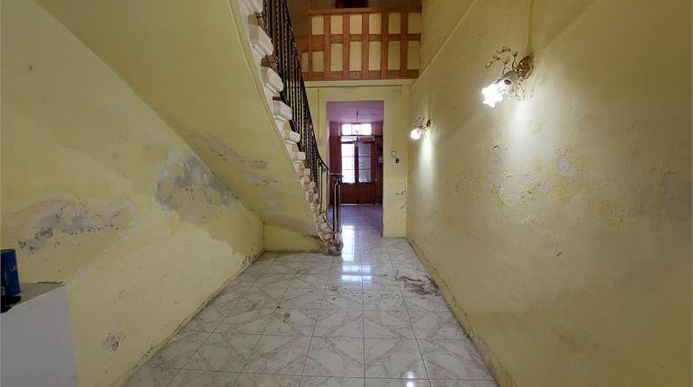 Paola - 3 Bdr Unconverted Townhouse / Full Roof