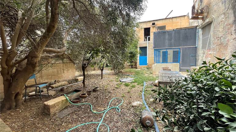 Zebbug - Town House + 6 Car Garage + Garden