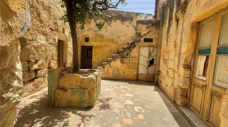 Zabbar - Unconverted Townhouse UCA area 