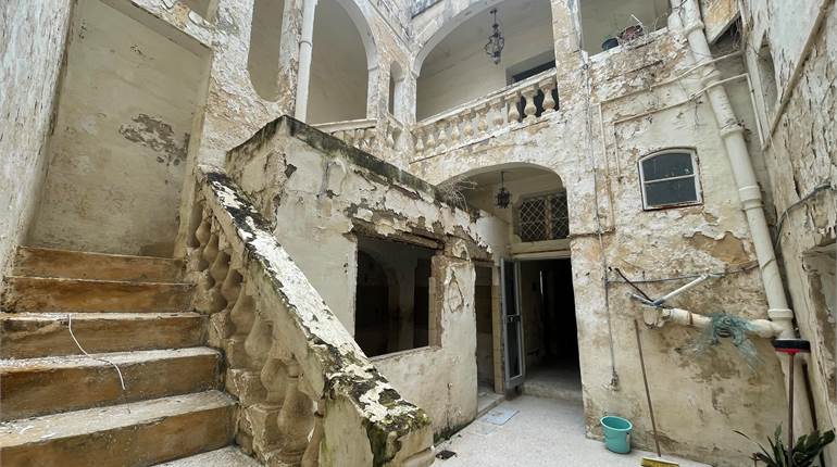 Zebbug - TownHouse + Central Court Yard